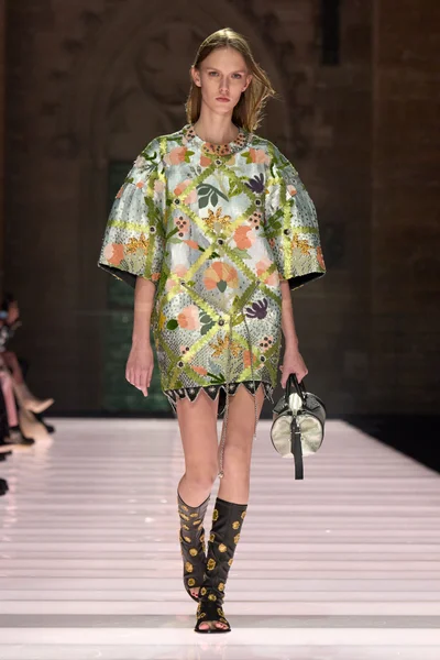 Look 18